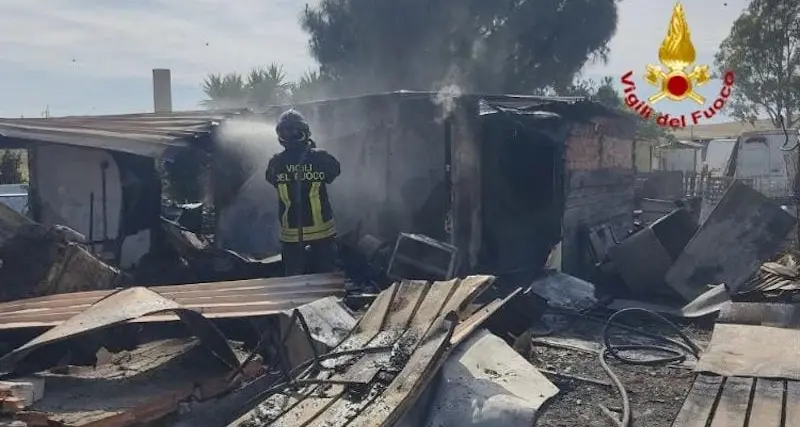Casolare in fiamme a Selargius, intervengono i Vigili del fuoco