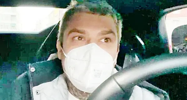 Fedez in versione Babbo Natale: pacchetti con 1000 euro consegnati a 5 persone in giro
