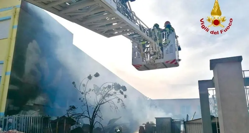 Fiamme in un deposito nella zona industriale di Settimo San Pietro