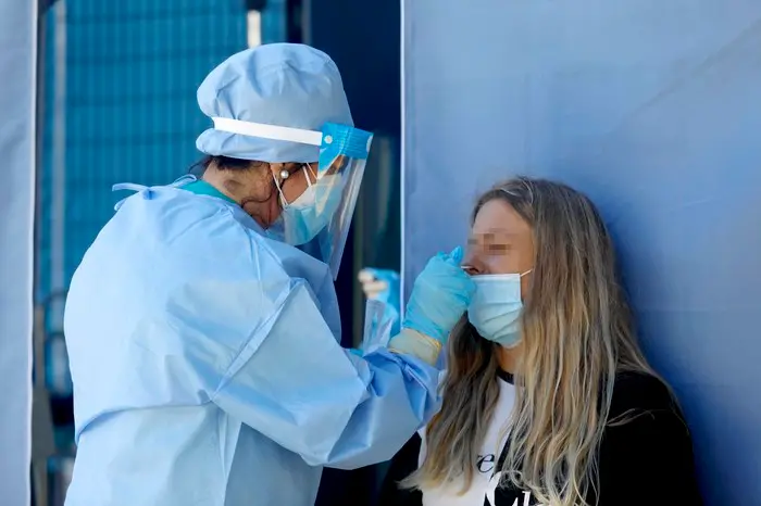Una dottoressa esegue il tampone rileva Covid su una ragazza all\\'Ospedale San Paolo a Milano, 1 settembre 2020.ANSA/Mourad Balti Touati