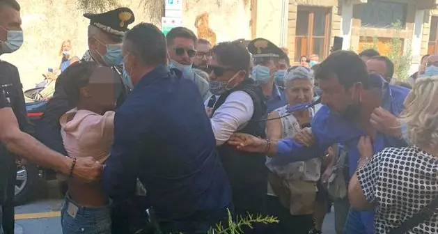 Salvini aggredito da una ragazza durante il suo tour a Pontassieve