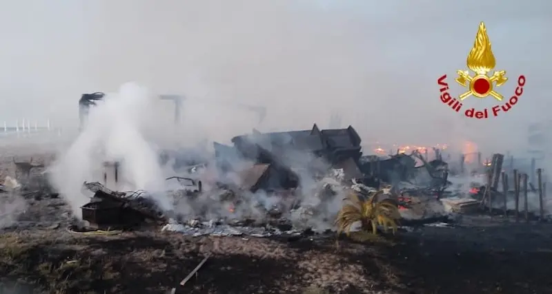 Quartu. Fiamme nel lungomare Poetto: distrutto un chiosco