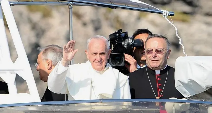 Papa Francesco: a Lampedusa rinuncia al ricco pranzo, preferisce un panino