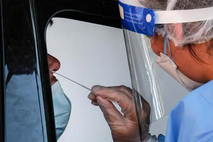 Tamponi per il Covid-19 in modalit\\u00E0 drive-in, presso il Santa Maria della Piet\\u00E0 dell\\'ASL Roma 1, Roma, 21 agosto 2020.\\nANSA/ALESSANDRO DI MEO