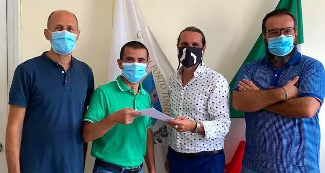 Porto Torres. M5S, tagli alle indennità: con i soldi risparmiati l’amministrazione acquisterà giochi nei parchi e strumenti per disabili
