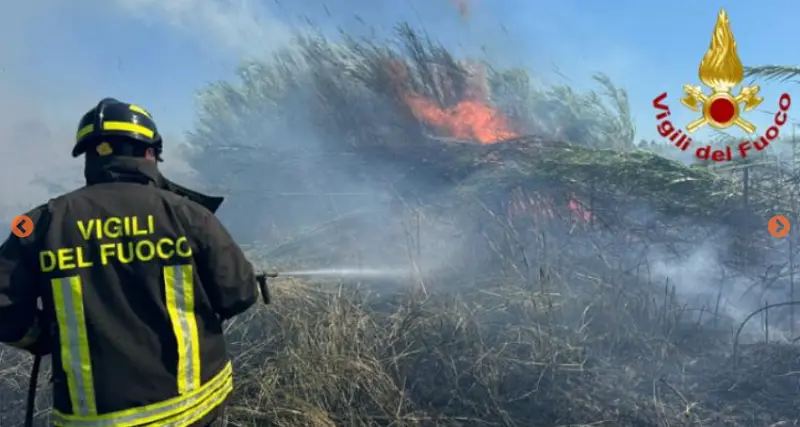 Incendio a Siamaggiore nell'Oristanese: case evacuate