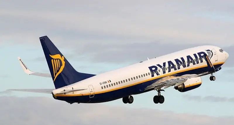 Incendio su volo Ryanair partito da Bologna: atterraggio d’emergenza