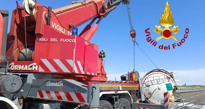 Autocisterna di latte si ribalta sulla 131, strada chiusa per ore