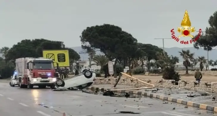Si schianta contro il palo del semaforo in Viale Poetto: grave un 19enne