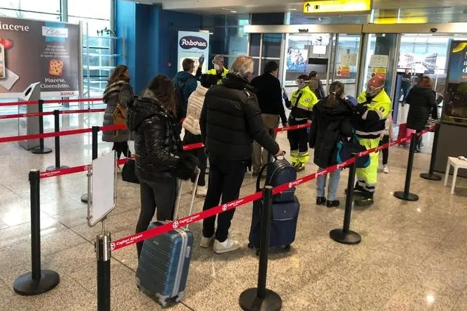 Coronavirus, controlli in aeroporto a Cagliari
