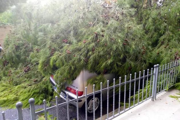 Una vera e propria tempesta con lampi, fulmini, forti piogge e un vento da nord ovest si sta abbattendo su Cagliari e l\\'hinterland allagando nuovamente le strade che qualche ora fa erano state invase dalla pioggia a causa di una bomba d\\'acqua, 10 settembre 2020.\\nANSA/MANUEL SCORDO