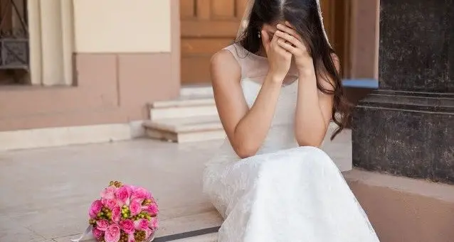 Abbandona la sposa sull'altare e si barrica in caserma. La donna ora potrebbe richiedere il risarcimento