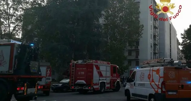 Esplosione in una palazzina a Milano: diversi feriti, uno grave