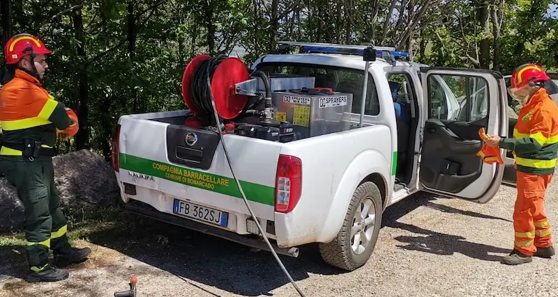 Bonarcado. Auto prende fuoco, intervento provvidenziale dei barracelli