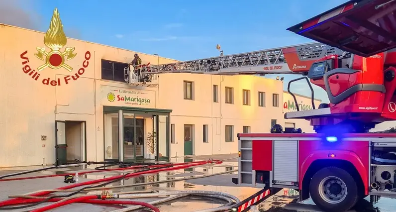 Cabras. Fiamme devastano un capannone dell'azienda Sa Marigosa