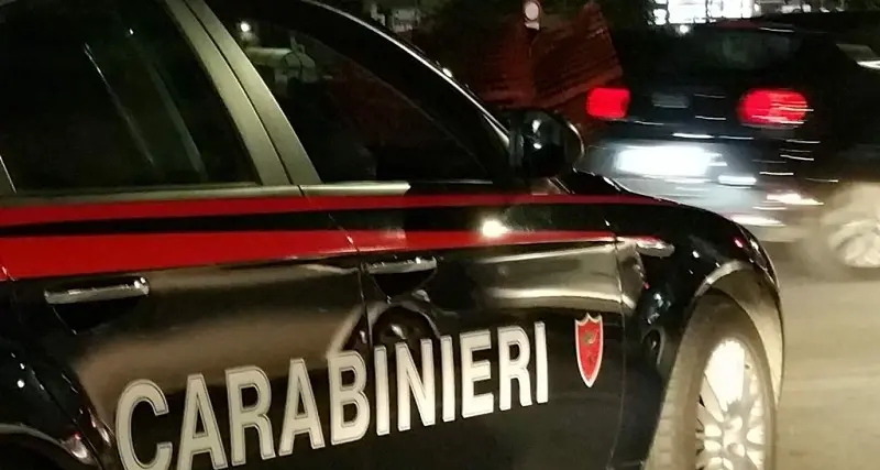 Ruba auto del sindaco e si schianta sul municipio nella Bergamasca