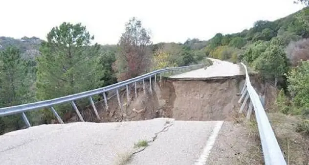 Strada di Monte Pino, “lavori fermi e rescissione contratto ennesima vergogna”