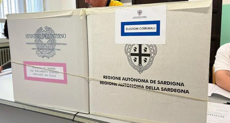 Election day. Seggi insediati regolarmente in Sardegna