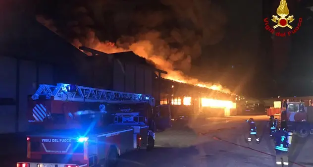 Ancona: vasto incendio nella zona portuale, nessun ferito