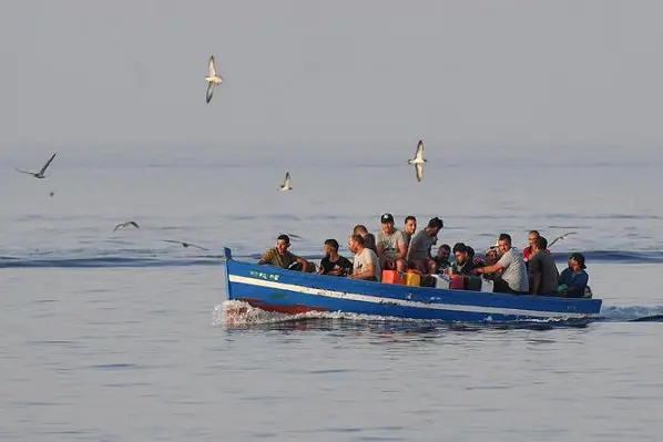 Arrivo di tre diverse imbarcazioni nel porto di Lampedusa con dei migranti provenienti dal nord Africa, diverse le donne e bambini a bordo, Lampedusa, 3 agosto 2020. \\nANSA/ALESSANDRO DI MEO