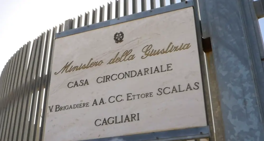 Carcere di Cagliari, detenuto sferra uno schiaffo ad un agente