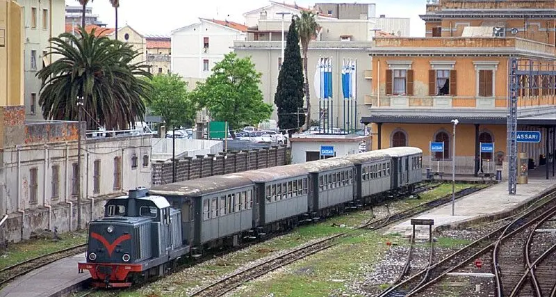 Anziano si sdraia sui binari e viene travolto dal treno all'altezza di Scala di Giocca