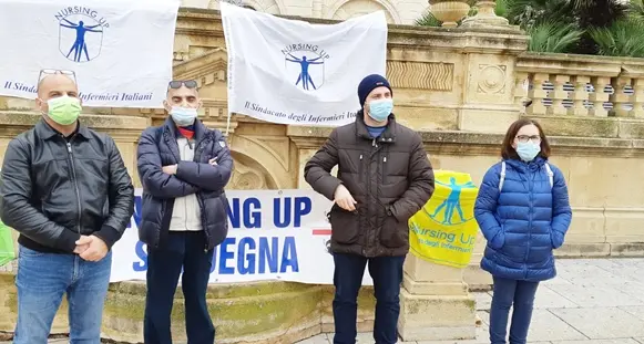 Covid, prosegue lo stato di agitazione del personale sanitario sardo: sit in davanti alla Prefettura