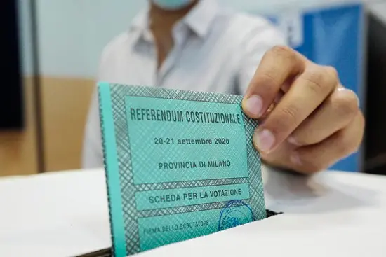 Votazioni referendum costituzionale, Scuola media Parini, urna e schede elettorali,   Milano, 20 Settembre 2020,  ANSA/Andrea Fasani