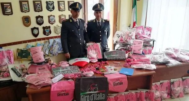 Giro d'Italia. La Guardia di Finanza ad Alghero sequestra 35 mila gadget contraffatti