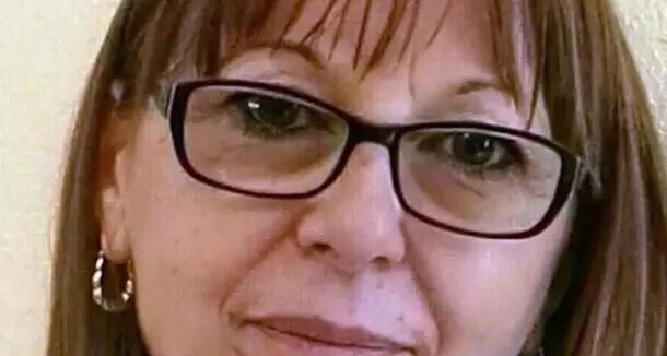 Donna uccisa a coltellate dal vicino di casa: l'uomo non sopportava un pappagallo addestrato dalla famiglia della vittima