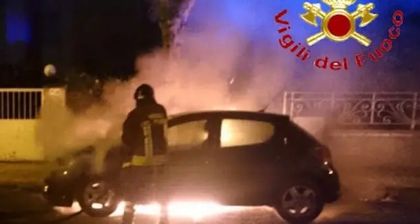 Nuoro. Incendiata l'auto di un vigile urbano