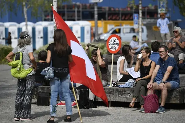 epa08680527 Demonstrators attend a protest against the Swiss government\\'s measures to slow down the spread of the coronavirus disease (COVID-19), at the Turbinenplatz in Zurich, Switzerland, 19 September 2020.  EPA/ENNIO LEANZA