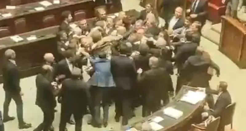 Rissa alla Camera, deputato M5S colpito alla testa e portato via in carrozzina