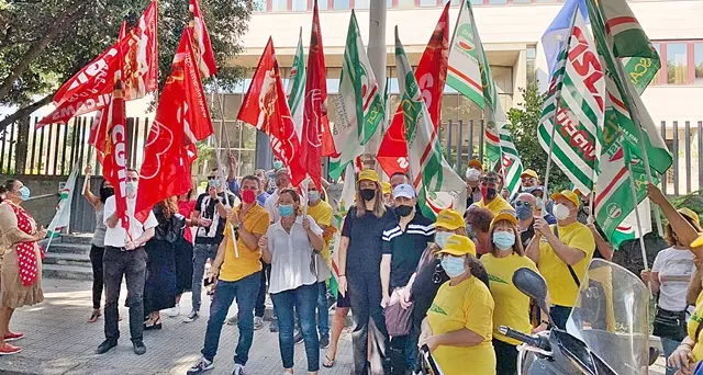 Appalto portierato, servizi esecutivi e pulizie ospedali: sit in degli attuali lavoratori