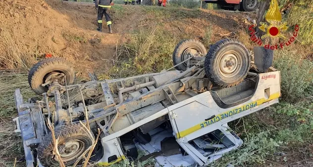 Jeep della Protezione civile fuori strada tra Pabillonis e Sardara: muore un 19enne