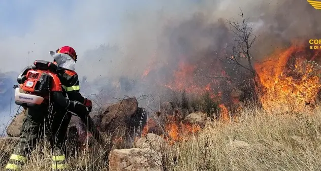 Fiamme a Segariu, sul posto un elicottero