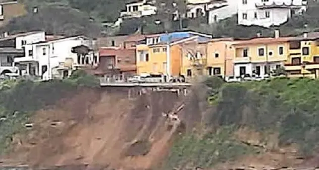 Frana a Castelsardo: cede il costone sul mare