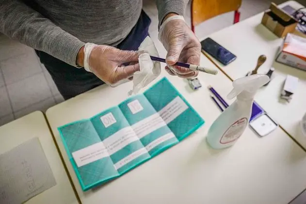 Votazioni referendum costituzionale, Scuola media Parini, disinfezione matite e cabine elettorali,   Milano, 20 Settembre 2020,  ANSA/Andrea Fasani