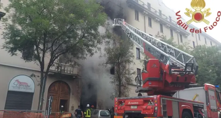 Autofficina in fiamme a Milano, una famiglia rimane vittima