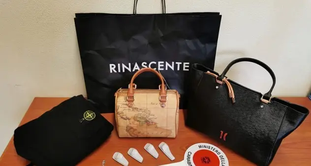 Cagliari. Ladra di indumenti alla Rinascente: arrestata 25enne