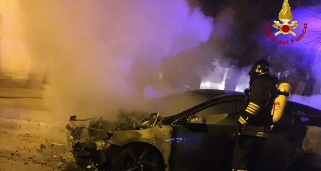 Bottidda. Auto in fiamme: l'intervento dei Vigili del fuoco