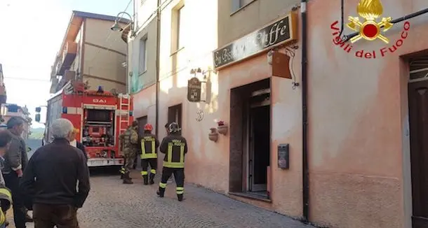 Fiamme nella notte: danneggiato un bar a Fonni