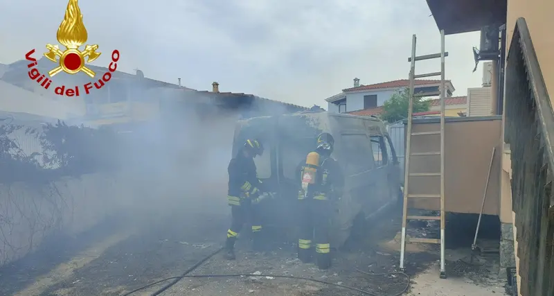 Ambulanza distrutta dalle fiamme a San Teodoro, soccorsi 2 disabili