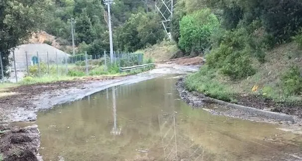 Sulla Ovodda-Taloro si spacca una condotta e la strada rimane bloccata