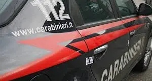 Prima aggredisce un operatore del 118 e poi si scaglia contro i carabinieri: arrestato