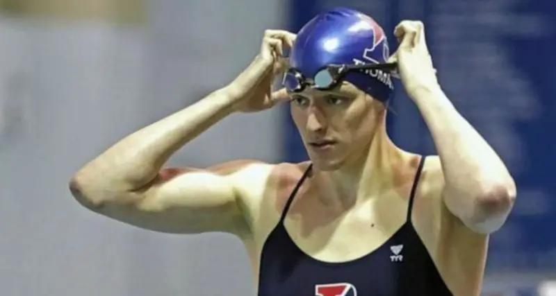 “Troppo forte rispetto alle donne”, nuotatrice trans non può gareggiare alle Olimpiadi