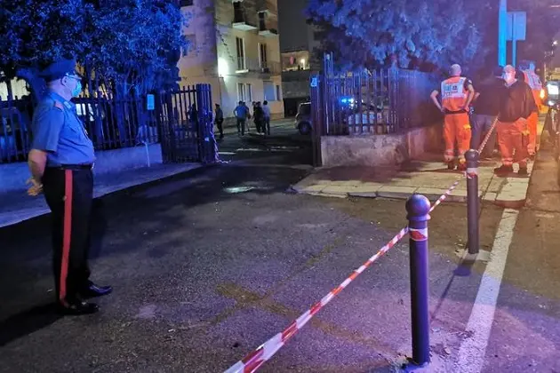 Inquirenti sul luogo dove una uomo e un donna sono stati uccisi a Lecce, 21 settembre 2020. Il duplice delitto sarebbe avvenuto in un condominio nei pressi del sottopasso per Monteroni, in via Montello. I cadaveri si troverebbero sulle scale del palazzo. Secondo prime frammentarie informazioni, si sarebbero sentite delle urla e poi alcuni testimoni avrebbero visto fuggire un uomo con in coltello.\\nANSA/ABBONDANZA SCURO LEZZI