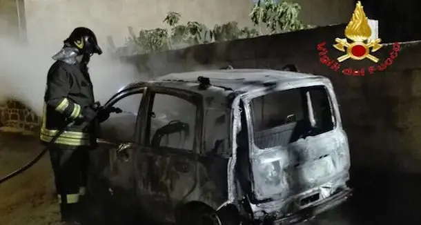 Tre auto a fuoco nella notte: interventi a Dualchi, Silanus e San Teodoro