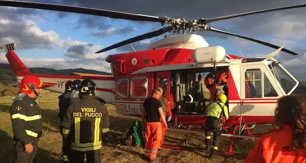 Uomo di 60 anni schiacciato da un ballone di fieno di 400 kg