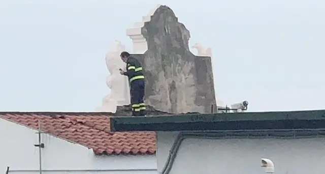 Si inclina lo storico stemma della stazione ferroviaria di piazza Matteotti, sul posto i Vigili del Fuoco